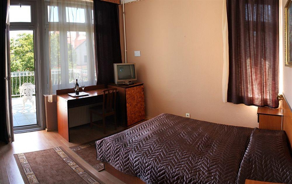 Villa Hotel Kristal บูดาเปสต์ ภายนอก รูปภาพ