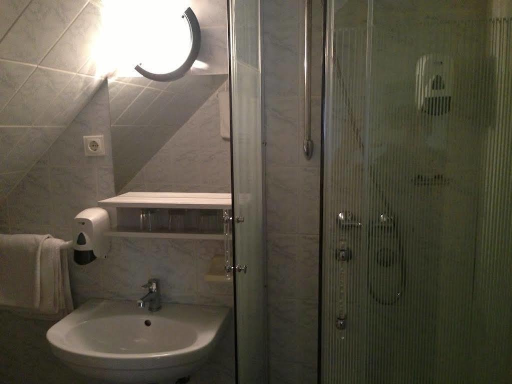 Villa Hotel Kristal บูดาเปสต์ ภายนอก รูปภาพ
